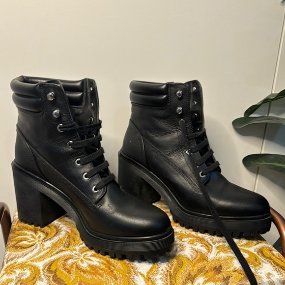 Stylish Black Ankle Boots - Picture 5 of 5